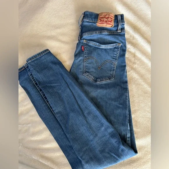 Levi's High Rise Skinny Jeans - Picture 5 of 12